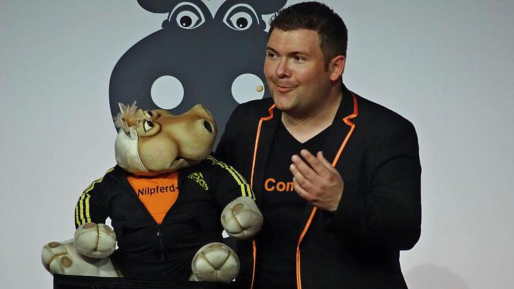 Sebastian Reich und Nilpferddame Amanda im Coburger KongresshausFoto: Jochen Berger