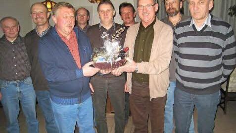Damit dem langjährigen Kassierer Karl Kister der Abschied nicht so schwer fiel, überreichte ihm der Jagdvorsteher ein kleines Präsent. Im Bild (von links) Horst Roßner, Hermann Müller, Siegfried Walter, Stefan Benker, Dieter Rank, Erwin Schertel, Karl Kister, Reinhold Pittroff und Klaus Schoberth. Foto: Bruno Preißinger