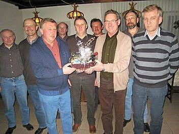 Damit dem langj&auml;hrigen Kassierer Karl Kister der Abschied nicht so schwer fiel, &uuml;berreichte ihm der Jagdvorsteher ein kleines Pr&auml;sent. Im Bild (von links) Horst Ro&szlig;ner, Hermann M&uuml;ller, Siegfried Walter, Stefan Benker, Dieter Rank, Erwin Schertel, Karl Kister, Reinhold Pittroff und Klaus Schoberth. Foto: Bruno Prei&szlig;inger