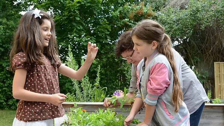 Vor den Ferien bringen die Grundschüler noch einmal ihre Beete in Schuss. Foto: Dagmar Besand