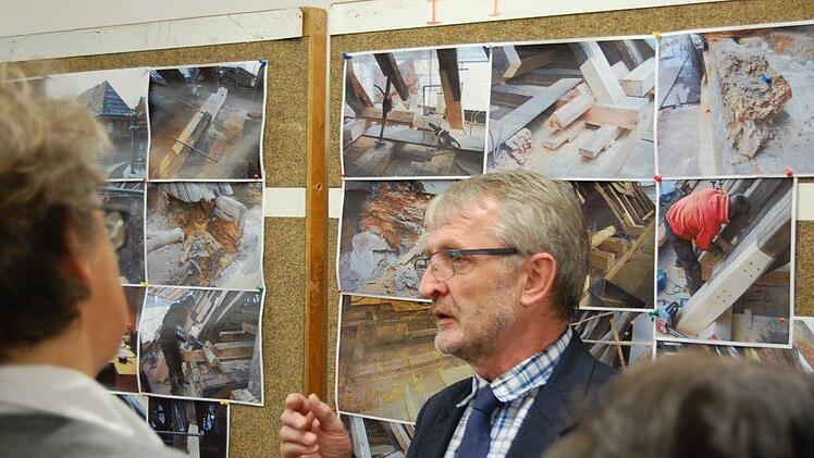 Mit Hilfe von Fotos erklärte Ulrich Sünkel den Besuchern die Renovierungsmaßnahmen am Dach.