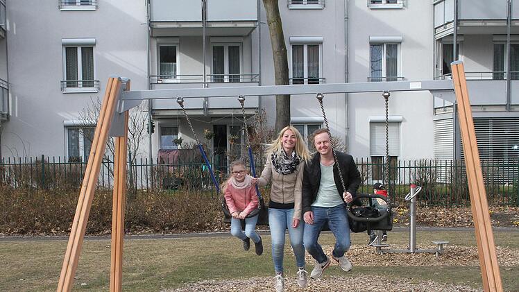 Verschaukelt: Zoe, Sarah und Christian Lorber aus Stadtsteinach schaukeln in den Frühling
