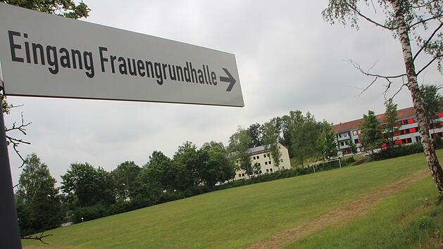 Der Vertrag ist geplatzt. Das Grundst&uuml;ck neben der Stadthalle in Ebern bleibt vorerst unbebaut. Foto: Eckehard Kiesewetter