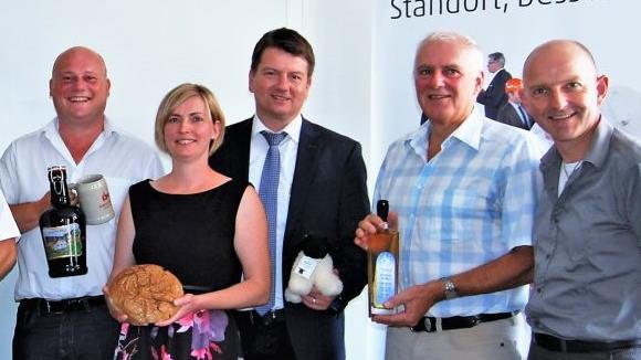 ...Sie werben für echten Genuss aus der Rhön: Bürgermeister Georg Seiffert (Bischofsheim), Ulrike Weydringer (Fladungen), Landtagsabgeordneter Sandro Kirchner, Bürgermeister Jürgen Karle (Wartmannsroth) und Geschäftsführer Thorn Plöger (Rhön GmbH). Sigismund von Dobschütz