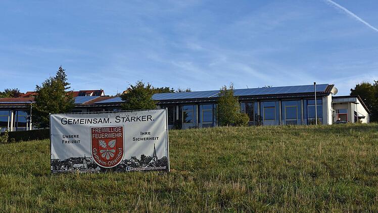 Unterhalb der Schule in Gädheim (hinten im Bild) baut die Gemeinde Gädheim einen neuen Bauhof und ein Feuerwehrgerätehaus für die Freiwillige Feuerwehr Gädheim-Ottendorf.