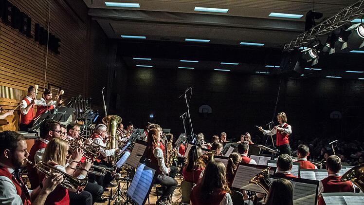 Impressionen vom Weihnachtskonzert mit dem Jugendorchester und dem Musikverein Stadt Rödental in der fast ausverkauften Franz-Goebel-Halle.Foto: Jochen Berger