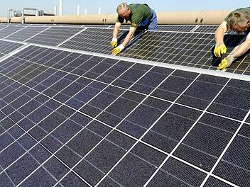 Eine Photovoltaikanlage auf dem eigenen Dach lohnt sich nach qwie vor - wenn man den Strom selber verbraucht.Holger Hiollermann/dpa