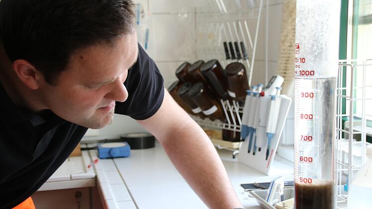 Wie schnell gut sich der Klärschlamm absetzt, zeigt dem Klärmeister bein Labortest an, ob die Kläranlage richtig arbeitet.Heike Beudert