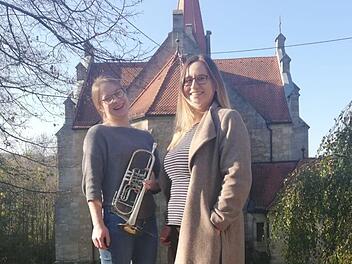 Anna Wehrfritz und Rebekka Müller-Löw vor der Kirche in Hetzelsdorf  Foto: Carmen Schwind