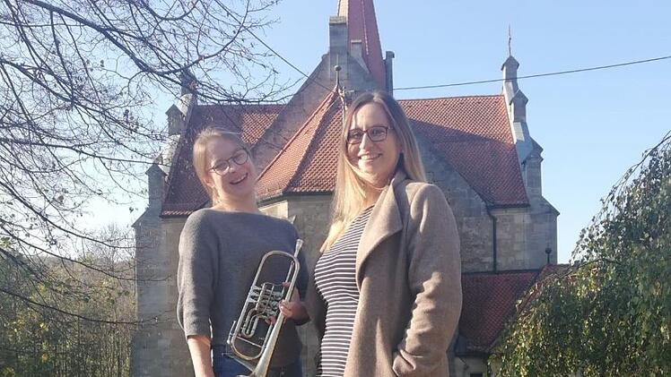 Anna Wehrfritz und Rebekka Müller-Löw vor der Kirche in Hetzelsdorf  Foto: Carmen Schwind