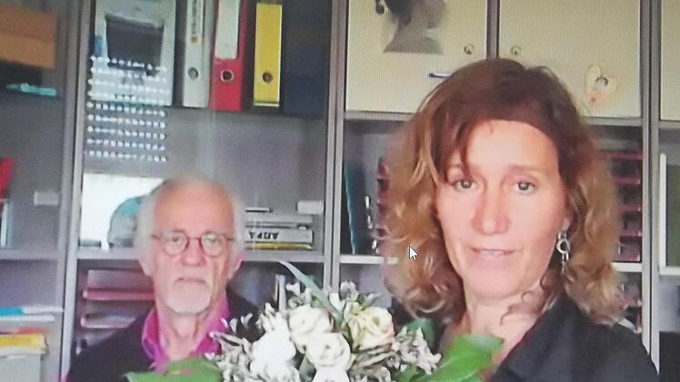 Elisabeth Mehler erhält für ihre 22-jährige Tätigkeit als 2. Vorsitzende des Netzwerks einen Blumenstrauß. Foto: Heike Beudert