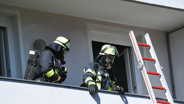 Feuerwehreinsatz in Erlangen: Brand in Hochhaus - mehrere Verletzte