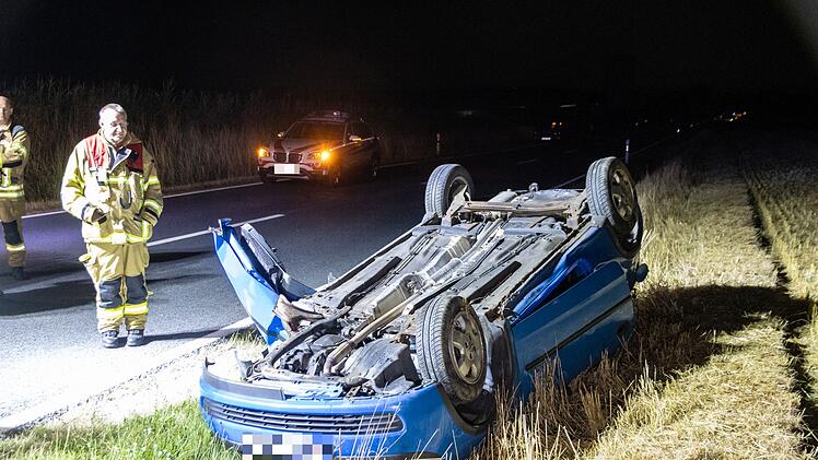 Auto kommt von Stra&szlig;e ab und &uuml;berschl&auml;gt sich: Fahrerin wird schwerst verletzt