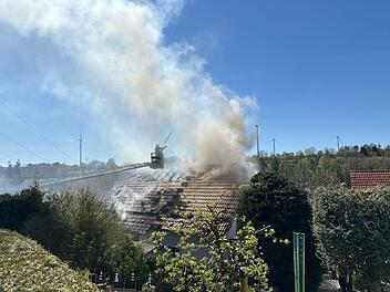 Brand in Kirchleus: Familie kann sich dank Zeugen retten - Haus unbewohnbar