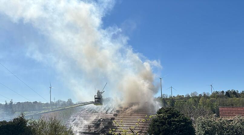 Brand in Kirchleus: Familie kann sich dank Zeugen retten - Haus unbewohnbar