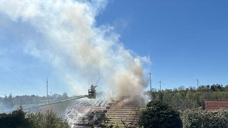 Brand in Kirchleus: Familie kann sich dank Zeugen retten - Haus unbewohnbar