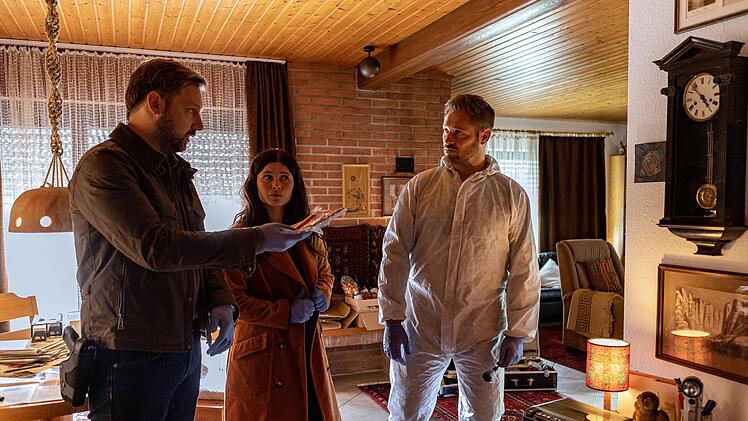 Im Haus von Alfred D&uuml;rr finden Thomas Zellinger (Christoph Letkowski, links) und Lisa (Anna Fischer) nichts Auff&auml;lliges. Allerdings enth&auml;lt der Anrufbeantworter wichtige Nachrichten.