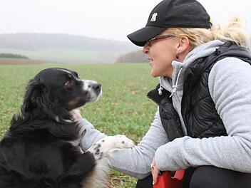 Mit Australian Shepherd Jamie kann Lee'Oh ihre Naturverbundenheit ausleben und sich richtig austoben.  Foto: Riegler