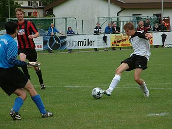 Tobias Dubiel vom FC Unter-/Oberrodach (rechts) ist von den Trainern der Kreisklasse mit den meisten Punkten bedacht worden. Archivfoto: Hans Franz