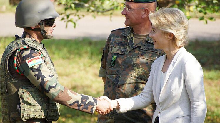 Verteidigungsministerin besucht Peschmerga in Hammelburg