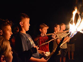 Faszination Feuer: Die "Urschotas" haben es geschafft.  Foto: Elisabeth Assmann