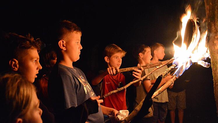 Faszination Feuer: Die "Urschotas" haben es geschafft.  Foto: Elisabeth Assmann