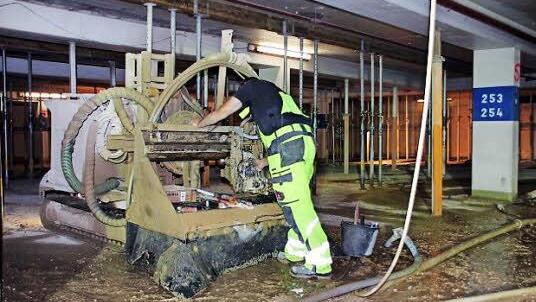 Zwei solcher Roboter entfernen den Beton mit Wasserdruck.