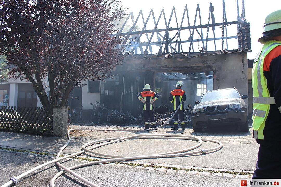Garage in Burgthann brennt ab