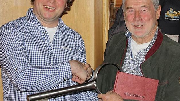 Herbert Müller (rechts) übergibt an Stefan Sauerbrey zur Eröffnung symbolisch den Schlüssel.  Foto: H. Schuster