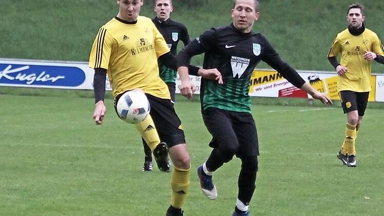 Andreas Hammerand (l.) gegen den Neunkirchner Trainer Adrian Mahr