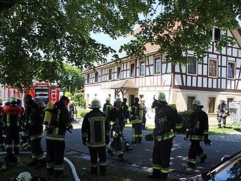 In der engen, einstigen Ortsdurchfahrt von Fischbach, der alten Bundesstraße, waren viele Feuerwehrleute im Einsatz, um den Küchenbrand schnellstmöglich zu löschen. Foto: Ralf Kestel