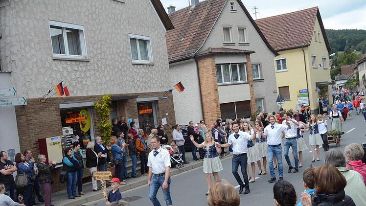 Zuschauer in Massen säumten links und rechts die Straßen und spendeten viel Applaus für den farbenprächtigen Festumzug. Foto: Karl-Heinz Hofmann