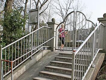 Der Eingang zum Rückertpark soll verlegt werden, um auch Rollstuhlfahrern den Zugang zu ermöglichen. Foto: Wolfgang Desombre