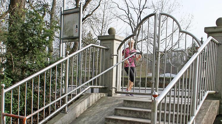 Der Eingang zum Rückertpark soll verlegt werden, um auch Rollstuhlfahrern den Zugang zu ermöglichen. Foto: Wolfgang Desombre
