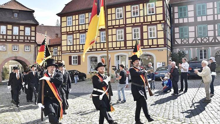 Im Stechschritt brachte die Fahnenabordnung der Bürgerwehr die schwarz-rot-goldene Fahne durch das Unfindener Tor auf den Marktplatz. Foto: Gerolt Snater