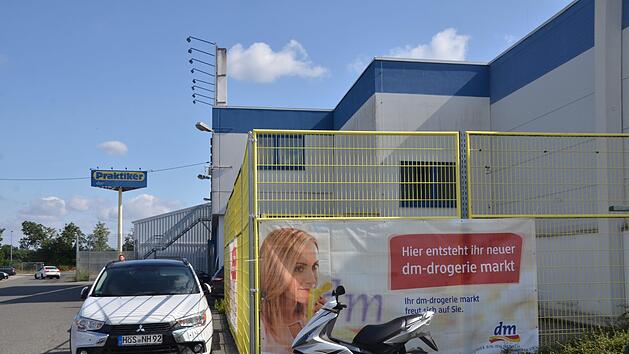 Die Werbung am Praktiker-Zaun muss wieder weg: Hier darf kein Drogeriemarkt entstehen.  Fotos: Bernhard Panzer