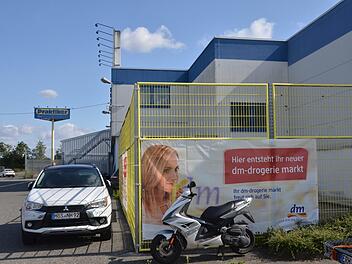 Die Werbung am Praktiker-Zaun muss wieder weg: Hier darf kein Drogeriemarkt entstehen.  Fotos: Bernhard Panzer