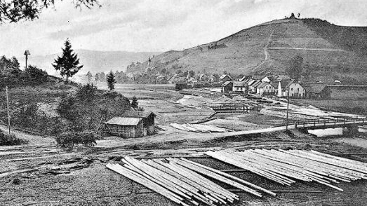 Wallenfels, geprägt von Holz und Wasser, mit Koppenhügel und Gemeindewehr.
