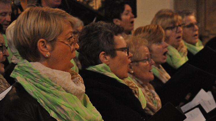 Die Sängervereinigung Burkardroth unter der musikalischen Leitung von Elmar Brehm bezauberte durch ihre mehrstimmigen Advents- und Weihnachtslieder. Foto: Peter Klopf
