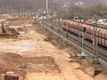 Die Erdarbeiten am Eisenbahn-Überholbahnhof Eggolsheim haben begonnen.  Foto: Josef Hofbauer