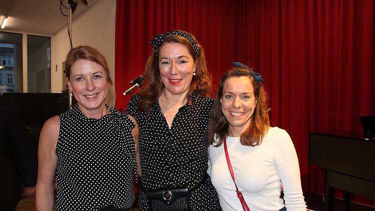 Die Wohnbau-Mitarbeiterinnen Andrea Wank (links) und Annette Vogel (rechts) mit Iris Kroon-Lottes, die den Festabend moderierte.Oliver Schmidt