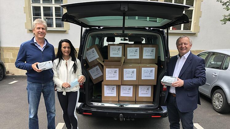 Horst Dittmann und Inge Faerber &uuml;bergeben die Masken an Landrat Thomas Bold (rechts). Foto: Lena Pfister