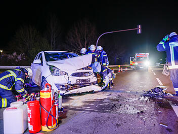 Zirndorf: Kollision auf der St 2245 - Rettungswagen, Polizei und Feuerwehr im Einsatz