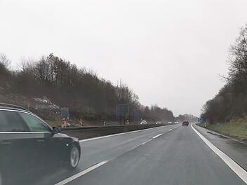 M&auml;nner rasten wegen Fahrweise eines anderen auf A73 aus: an Ampel kommt es zum Clash