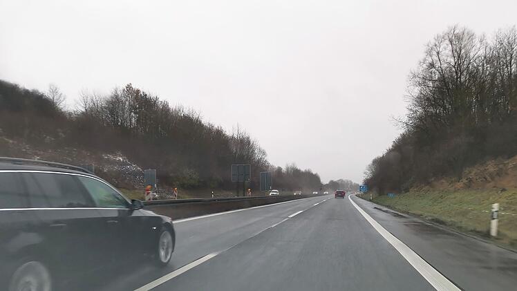 M&auml;nner rasten wegen Fahrweise eines anderen auf A73 aus: an Ampel kommt es zum Clash