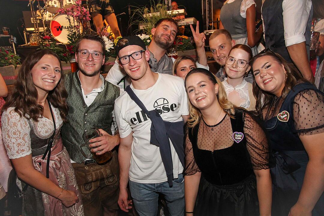 Tanzen, Feiern, Mitsingen &ndash; bayerische Partystimmung bis Mitternacht.