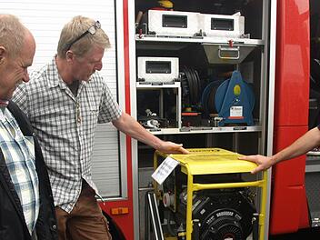 Mit der eigenen Ausrüstung sind die Feuerwehrleute aus  Ebenhausen zufrieden:  der stellvertretende Kommandant Kai Niedergesäß (rechts)  mit Berthold Hofmann (links) und Arnold Geisel am Löschfahrzeug LF 8/6.  Foto: Stefan Geiger