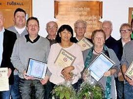 Auszeichnungen überreicht: die Geehrten der SG Eltmann (von links) mit Bürgermeister Michael Ziegler (rechts) und Fußball-Abteilungsleiter Günther Preissner (Zweiter von links): Frank Eigl, Björn Gehring, Stefan Pflaum, Paul Weihermüller, Gaby Haus, Wolfgang Krug, Erika Schult, Herbert Haus, Franz Haus und Ralf Köbrich. Foto: Alfons Beuerlein