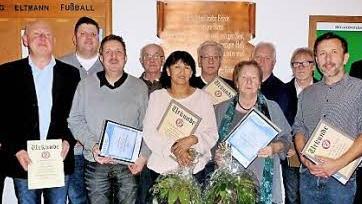Auszeichnungen überreicht: die Geehrten der SG Eltmann (von links) mit Bürgermeister Michael Ziegler (rechts) und Fußball-Abteilungsleiter Günther Preissner (Zweiter von links): Frank Eigl, Björn Gehring, Stefan Pflaum, Paul Weihermüller, Gaby Haus, Wolfgang Krug, Erika Schult, Herbert Haus, Franz Haus und Ralf Köbrich. Foto: Alfons Beuerlein