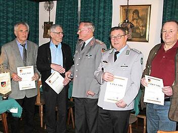 Die stolzen Jubiläre präsentieren ihre Urkunden.  Foto: Glissnik